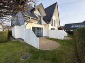 Blick auf die Sonnenterrasse mit eigenem Gartenanteil - 4 Zimmer Etagenwohnung in Ostseeheilbad Zingst