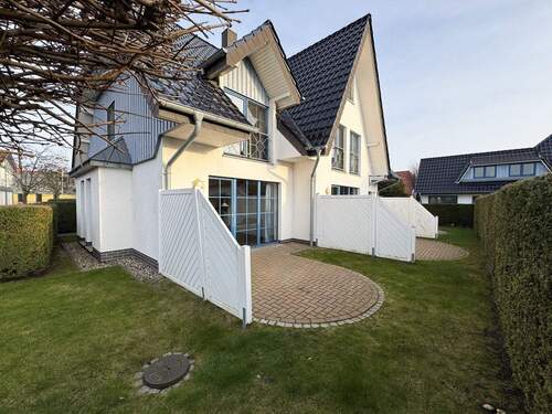 Blick auf die Sonnenterrasse mit eigenem Gartenanteil - 4 Zimmer Etagenwohnung in Ostseeheilbad Zingst