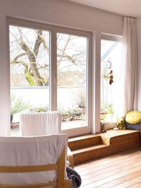 Blick auf die Terrasse - Wohnen mit Charakter: Bezugsfertige Dachgeschosswohnung mit Sonnenterrasse