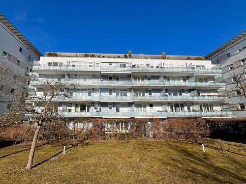 Straßenansicht des Mehrfamilienhauses - 2 Zimmer Etagenwohnung zum Kaufen in München