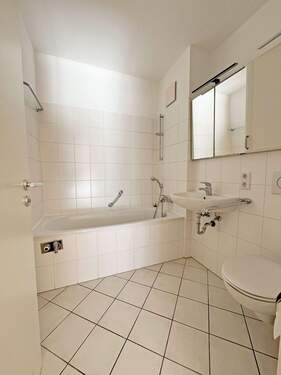 Hell gefliestes Bad mit Wanne - 