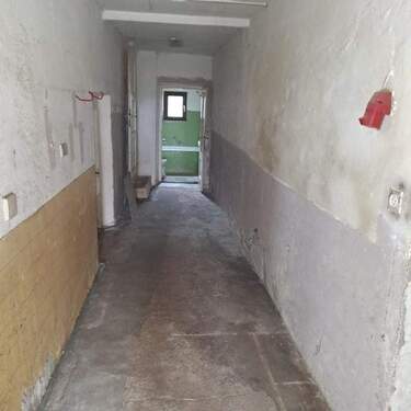 Flur mit Zugang Keller und DG - 