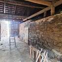 Granitmauer Scheune mit Zugang zu Haus und Stall - 