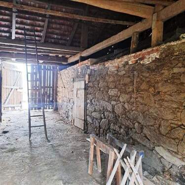Granitmauer Scheune mit Zugang zu Haus und Stall - 