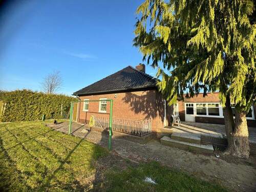 Objekt (EFH) - Einfamilienhaus mit Einl.-Wohnung, Lager u. Garagen auf 2.100 m² Eigenland in Lübeck-Niederbüssau