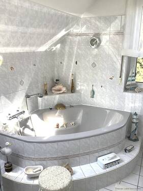 und Eckbadewanne - 