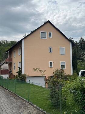 Vorderansicht seitlich - 1 Zimmer Mehrfamilienhaus, Wohnhaus in Weismain