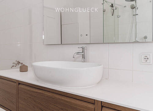 Großzügiges Tageslichtbad mit Dusche und Wanne - 