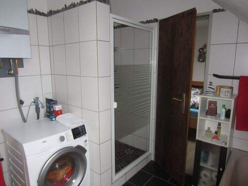 BLICK ZUR DUSCHE IM BADEZIMMER - 