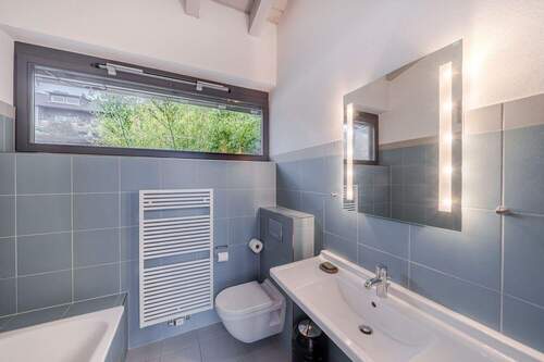 Angrenzendes Wannenbad - 