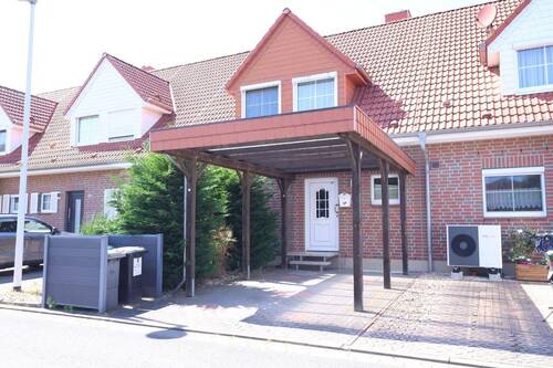 Straßenansicht mit Carport - Reihenhaus Magdeburg - 249.000,00&nbsp;EUR Kaufpreis, ca.&nbsp; 121,00&nbsp;m&sup2;&nbsp;Wohnfl&auml;che