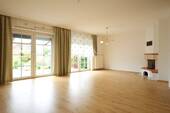 Wohnzimmer mit Kamin - 5 Zimmer Reihenmittelhaus in Magdeburg