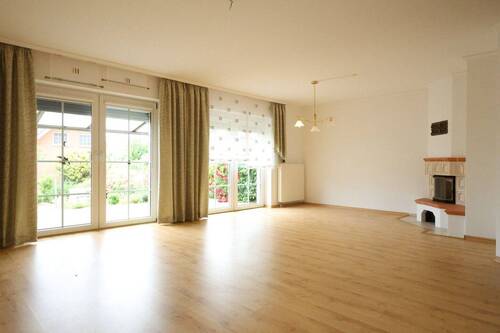 Wohnzimmer mit Kamin - 5 Zimmer Reihenmittelhaus in Magdeburg