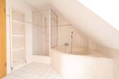 Bad mit Dusche und Wanne - 