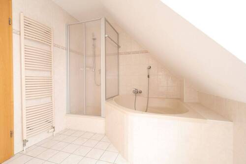 Bad mit Dusche und Wanne - 