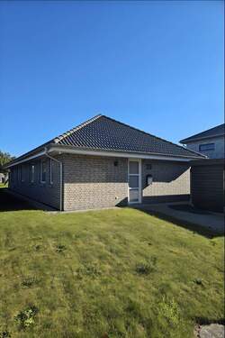 Frontansicht - Familien aufgepasst! 123 m² Bungalow von 2016, 4,5 Zimmer in Toplage, Energie: A! ONLINEBESICHTIGUNG