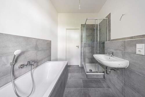 Mit Dusche und Wanne - 