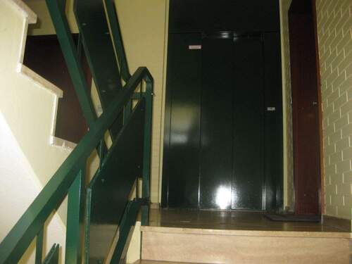 Treppenhaus mit Fahrstuhl.JPG - 