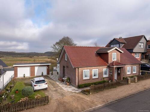 Blick vom Sandfeldweg - 6 Zimmer Mehrfamilienhaus, Wohnhaus zum Kaufen in Eutin / Fissau