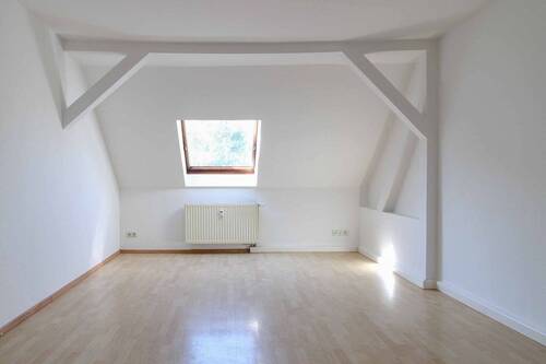 Wohnzimmer DG rechts - 1 Zimmer Mehrfamilienhaus, Wohnhaus zum Kaufen in Chemnitz