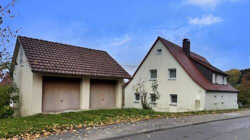 Ansicht Wohnhaus und Doppelgarage - 9 Zimmer Einfamilienhaus zum Kaufen in Kreßberg