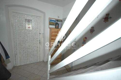 Der Eingangsbereich mit der Treppe nach oben - Einfamilienhaus mit 104,40 m² in Parsberg zum Kaufen