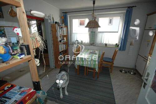 ...bietet auch Raum für einen Esstisch - 