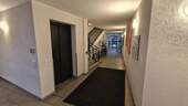 Hausflur mit Aufzug - 