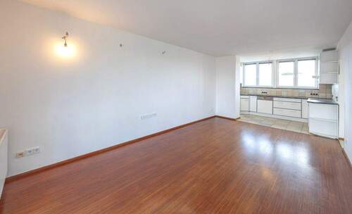 Wohnzimmer mit offener Küche - 2 Zimmer Etagenwohnung in München