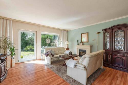 Wohnbereich mit Zugang zum Garten - 3 Zimmer Doppelhaushälfte in Seddiner See