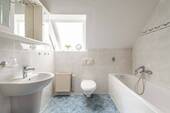 Tageslichtbad mit Wanne - 
