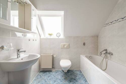 Tageslichtbad mit Wanne - 