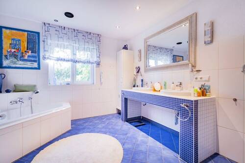 Das geräumige Badezimmer im Erdgeschoss verfügt über eine Badewanne... - 