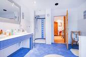 ... sowie eine ebenerdige Dusche. - 