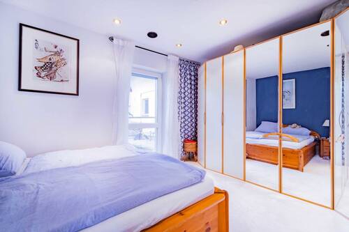 Ebenso im Erdgeschoss, dass geräumige Schlafzimmer... - 