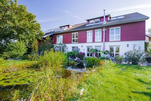 Das Mehrgenerationenhaus bietet für Familien viel Platz inmitten einer wunderschönen Landschaft. - 