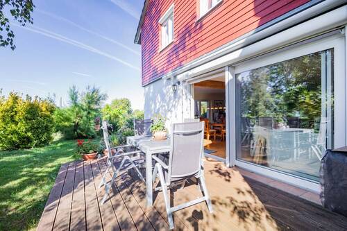 Durch das Wohnzimmer erhalten Sie Zugang zur zweiten Terrasse mit angrenzender Grünfläche... - 