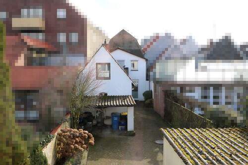 V1568_02 Blick ins vordere Grundstück - 8 Zimmer Mehrfamilienhaus, Wohnhaus in Vechta