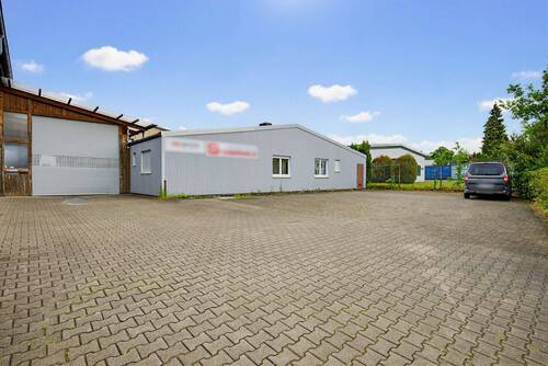 Hallenansicht Altbau und Freifläche - 