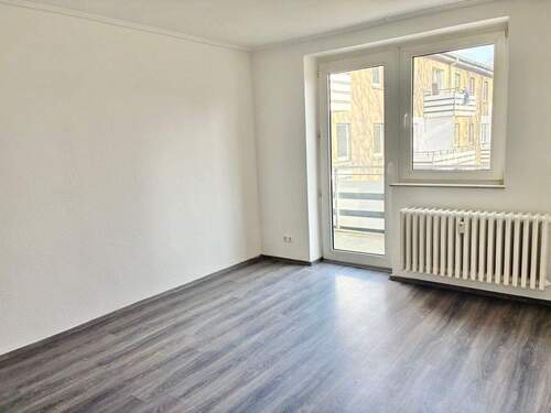 Wohnzimmer - 2 Zimmer Etagenwohnung zur Miete in Duisburg