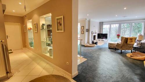 Offener Flur mit Wohnzimmer - 