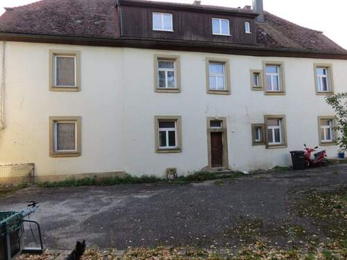 Hofansicht - 4 Zimmer Etagenwohnung zum Kaufen in Rot am See