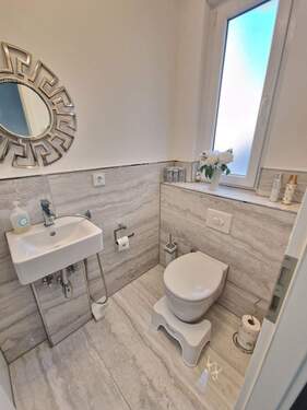 Modernes WC mit Fenster - 