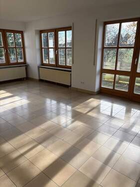 Wohnzimmer mit Zugang Terrasse.JPG - 5 Zimmer Einfamilienhaus zur Miete in Tiefenbach