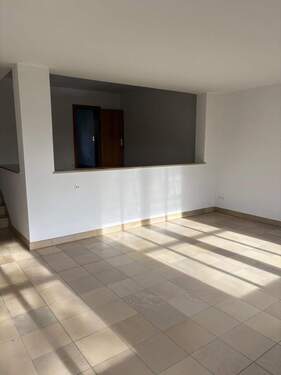 Blick vom Wohnzimmer Richtung Küche.JPG - 5 Zimmer Einfamilienhaus in Tiefenbach