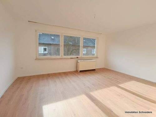 Wohnzimmer - DU-Untermeiderich, Straßburger Straße 48 - Komplett sanierte 2 Zimmer-Wohnung ab Juli zu mieten !!
