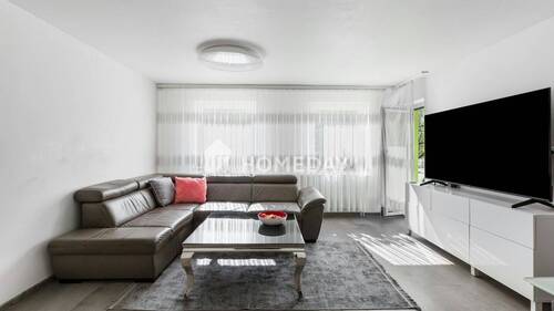 Wohnzimmer 1 - Modernisierte 4-Zimmerwohnung mit Loggia und Stellplatz in Röthenbach a. d. Pegnitz