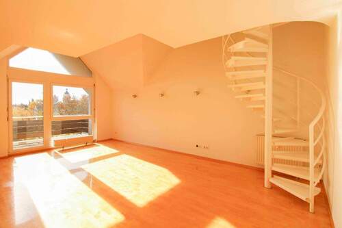 Wohnzimmer - 2 Zimmer Einfamilienhaus zum Kaufen in Nürnberg