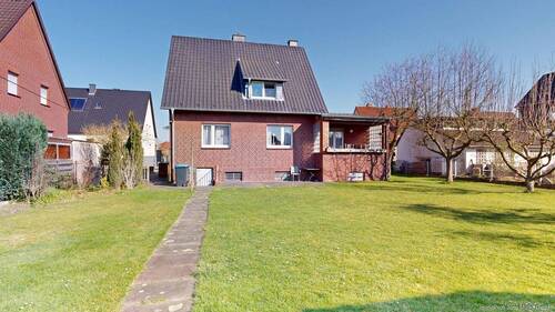 Rückansicht mit großem Garten und Terrasse - 4 Zimmer Einfamilienhaus zum Kaufen in Hamm