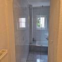 Bad mit Dusche und Fenster - 